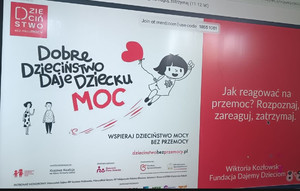 ekran z prezentacją i napisem jak reagować na przemoc