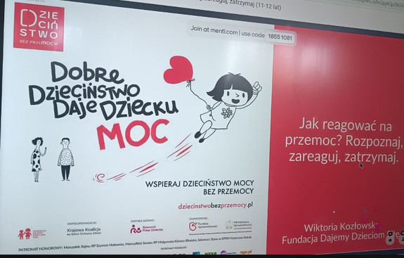 ekran z prezentacją i napisem jak reagować na przemoc