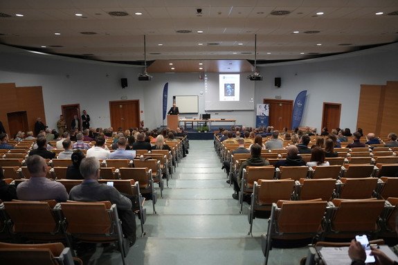 sala wykładowa z uczestnikami przed nimi ekran