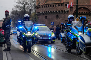 oznakowane motocykle i radiowozy policyjne