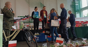 umundurowani policjanci na wspólnym zdjęciu z uczestnikami biegu