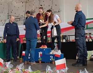 umundurowani policjanci obok uczestniczy biegu podczas wręczania nagród