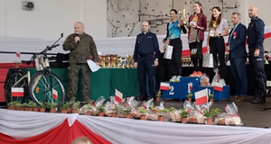 wspólne zdjęcie uczestników biegu obok umundurowany policjant