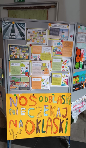 tablica z rysunkami dzieci