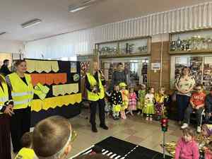 sala z uczniami ubranymi w odblaskowe kamizelki