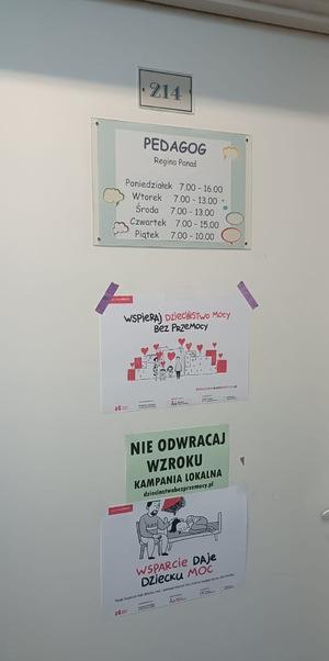 drzwi gabinetu pedagoga szkolnego obok kartki o przeciwdziałaniu przemocy