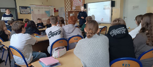 umundurowana policjantka na szkolnej sali z uczniami