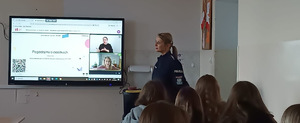 umundurowana policjantka podczas prezentacji na sali z dziećmi