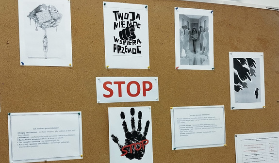 tablica z informacjami związanymi z przeciwdziałaniem przemocy