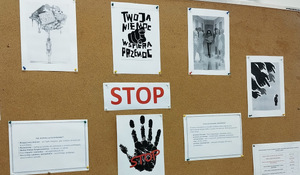 tablica z informacjami związanymi z przeciwdziałaniem przemocy