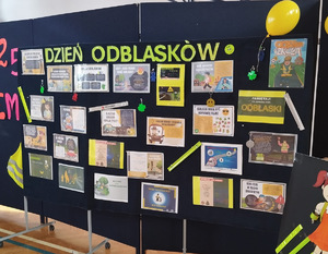 tablica a na niej zdjęcia i prace promujące noszenie odblasków
