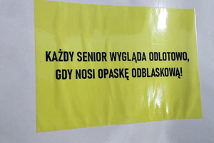 żółta kartka z napisem każdy senior wygląda odlotowo gdy nosi opaskę odblaskową