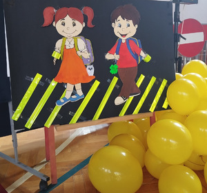 żółte balony obok plakat a na nim dwoje dzieci