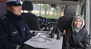 umundurowany policjant ruchu drogowego z chłopcem