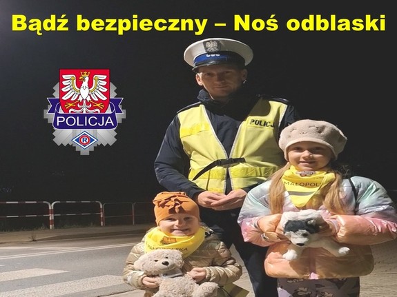 umundurowany policjant z dziećmi