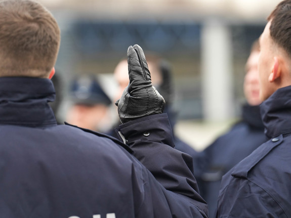 podniesiona ręka policjanta podczas składania ślubowania