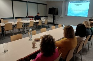 ekran z napisem podstawowe akty prawne na sali osoby oraz umundurowany policjant