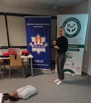 kobieta za nią banery przed nią manekin