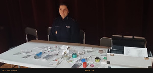 umundurowana policjantka siedzi przy stoliku edukacyjnym