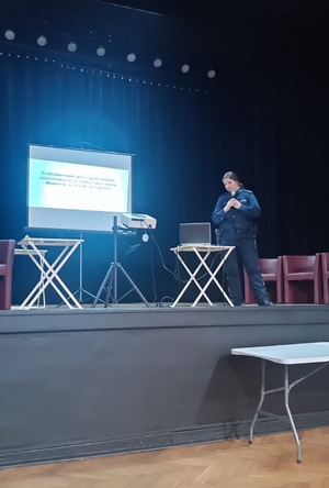 policjantka stoi na scenie z mikrofonem podczas prezentacji