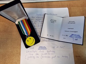 odznaka oraz legitymacja z napisem policjant przyjaciel dzieci