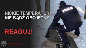 umundurowany policjant pochyla się na leżącą osobą