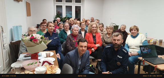 umundurowani policjanci na wspólnym zdjęciu z seniorami