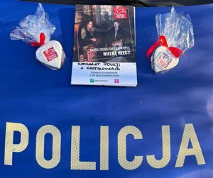 maska oznakowanego radiowozu na nim ulotki szlachetnej paczki