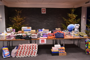 zakupione dary leżące na stołach