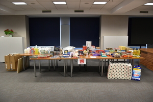 zakupione rzeczy leżące na stołach