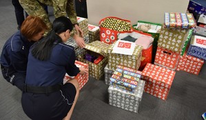 umundurowane policjantki pakują prezenty