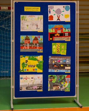 tablica a na niej zawieszone prace plastyczne dzieci