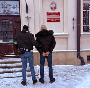 nieumundurowany policjant i zatrzymany przed budynkiem prokuratury i sądu