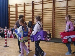 dzieci podczas zabawy w miasteczku drogowym