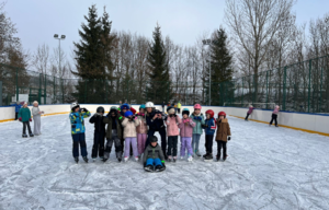 policjantka z dziećmi na lodowisku