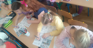 dzieci kolorują malowankę