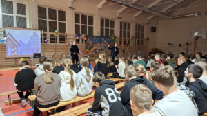 policjantka i policjant w sali podczas wykładu