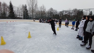 uczniowie ćwiczą na lodowisku