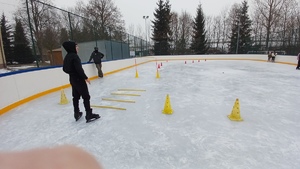 uczniowie na lodowisku