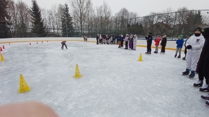 uczniowie podczas zajęć na lodowisku