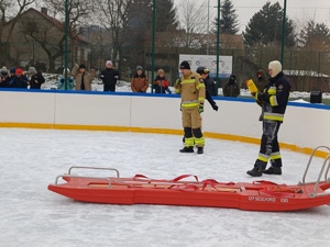 strażacy na lodowisku podczas warsztatów