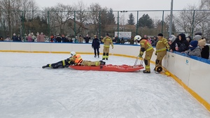 strażacy podczas pokazu akcji ratunkowej na lodowisku