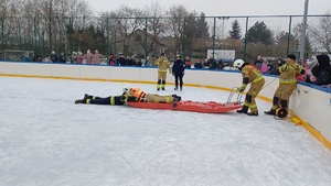 strażacy pokazują akcję ratunkową