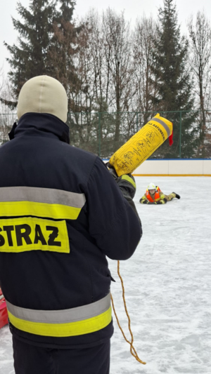 strażak pokazuje sprzęt specjalistyczy