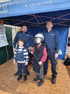 policjanci i dwóch chłopców w sprzęcie policyjnym