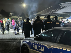 policjanci i straż miejska przed radiowozem