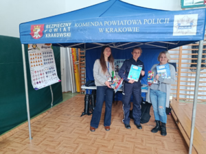 policjantka i dwie kobiety pod policyjnym namiotem