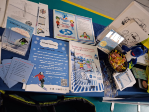 stolik a na nim broszury informacyjne