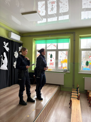 umundurowane policjantki podczas prelekcji