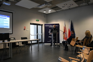 policjant w mundurze przemawia za mównicą